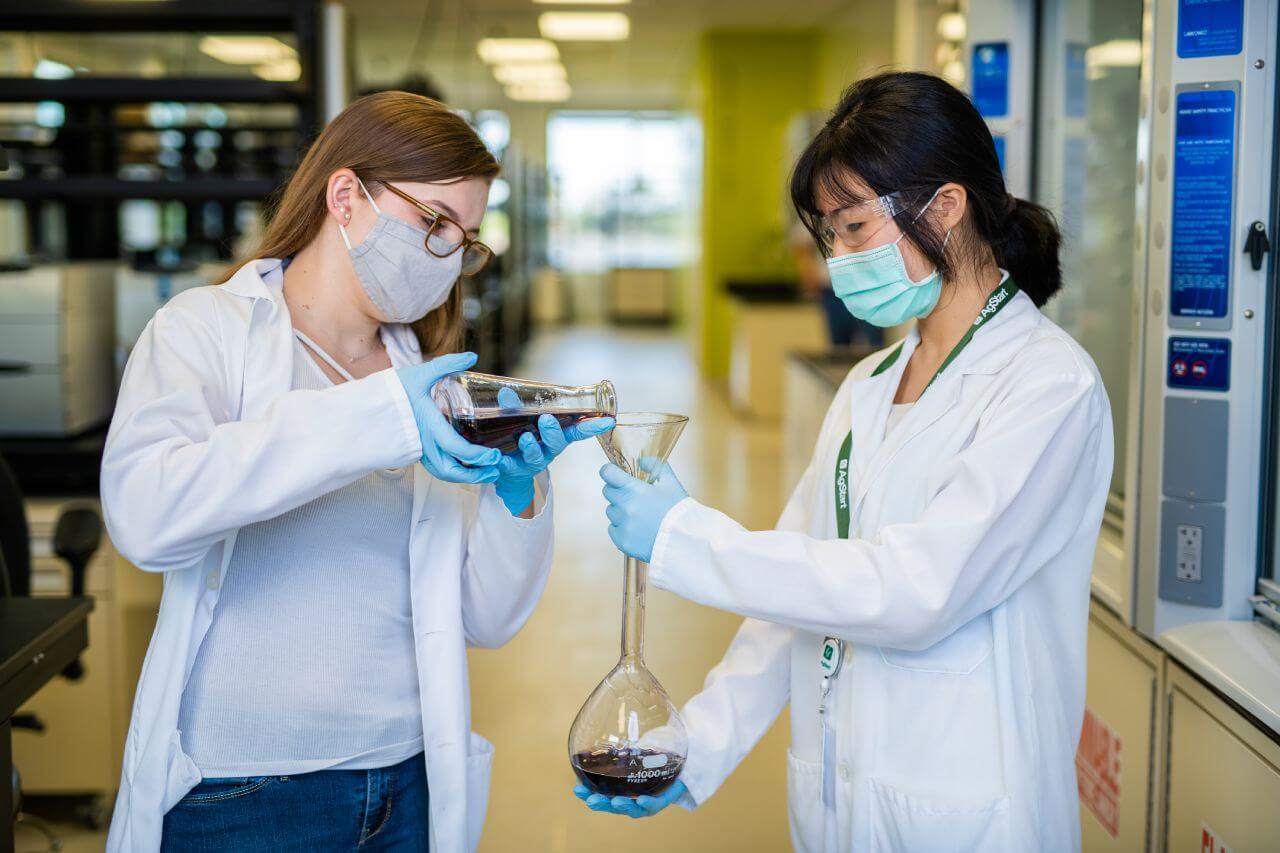 agstart-yocha-dehe-lab-people-in-lab agstart-yocha-dehe-lab-people-in-lab